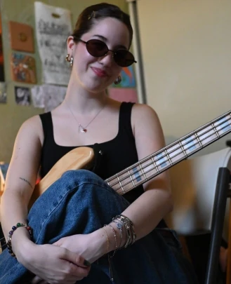 Profesora de Canto, Profesora de Bajo, Profesora de Little Wing Ana Sotomayor
