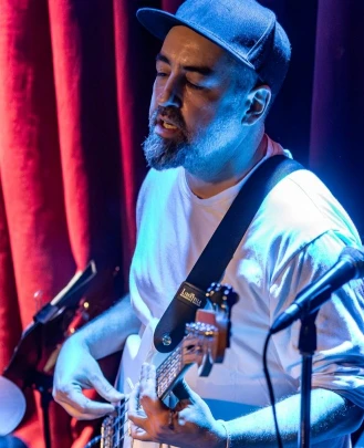 DIRECTOR MUSICAL, PROFESOR DE ENSAMBLE, PROFESOR DE BAJO, PROFESOR DE GUITARRA JUAN PABLO VÁZQUEZ