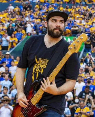 Profesor de Bajo, Profesor de Guitarra, Profesor de Vocal, Profesor de Rock 101, Profesor de Performance Program Cristian Mollett