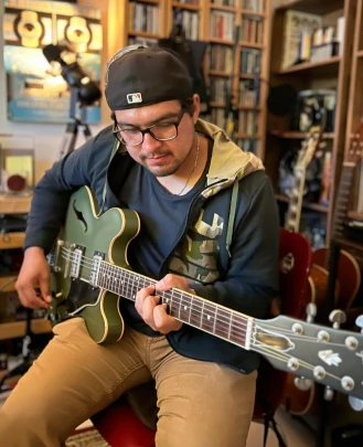 Profesor de Guitarra, Profesor de Bajo, Profesor de Rock 101, Profesor de Performance Program Rodrigo Cisneros