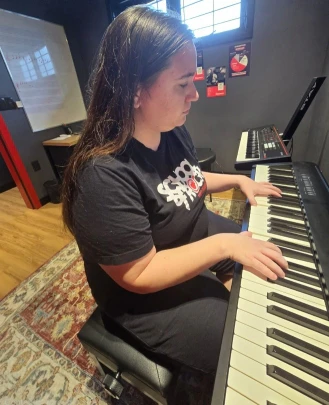 Professora de Teclado + Piano Crísthel Lamb